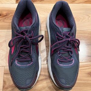 Brooks Dyad 9 Running Shoe Women’s 9 Navy Pink